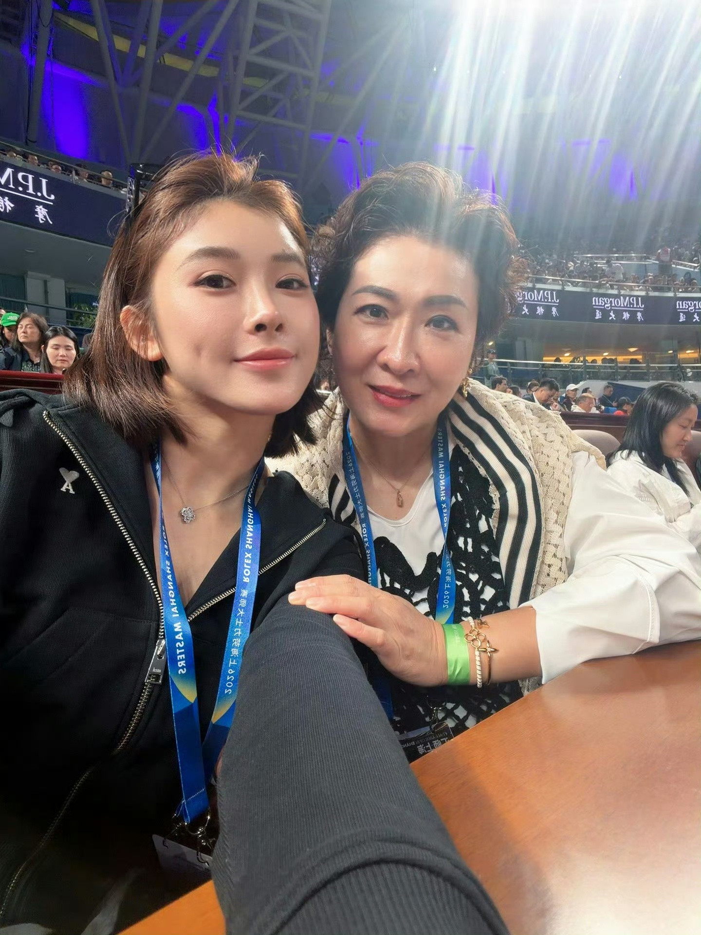 田径名将吴艳妮近日带母亲观看上海大师赛，她透露此行是专门为了圆妈妈的网球梦，体验后发现网球场比田径场