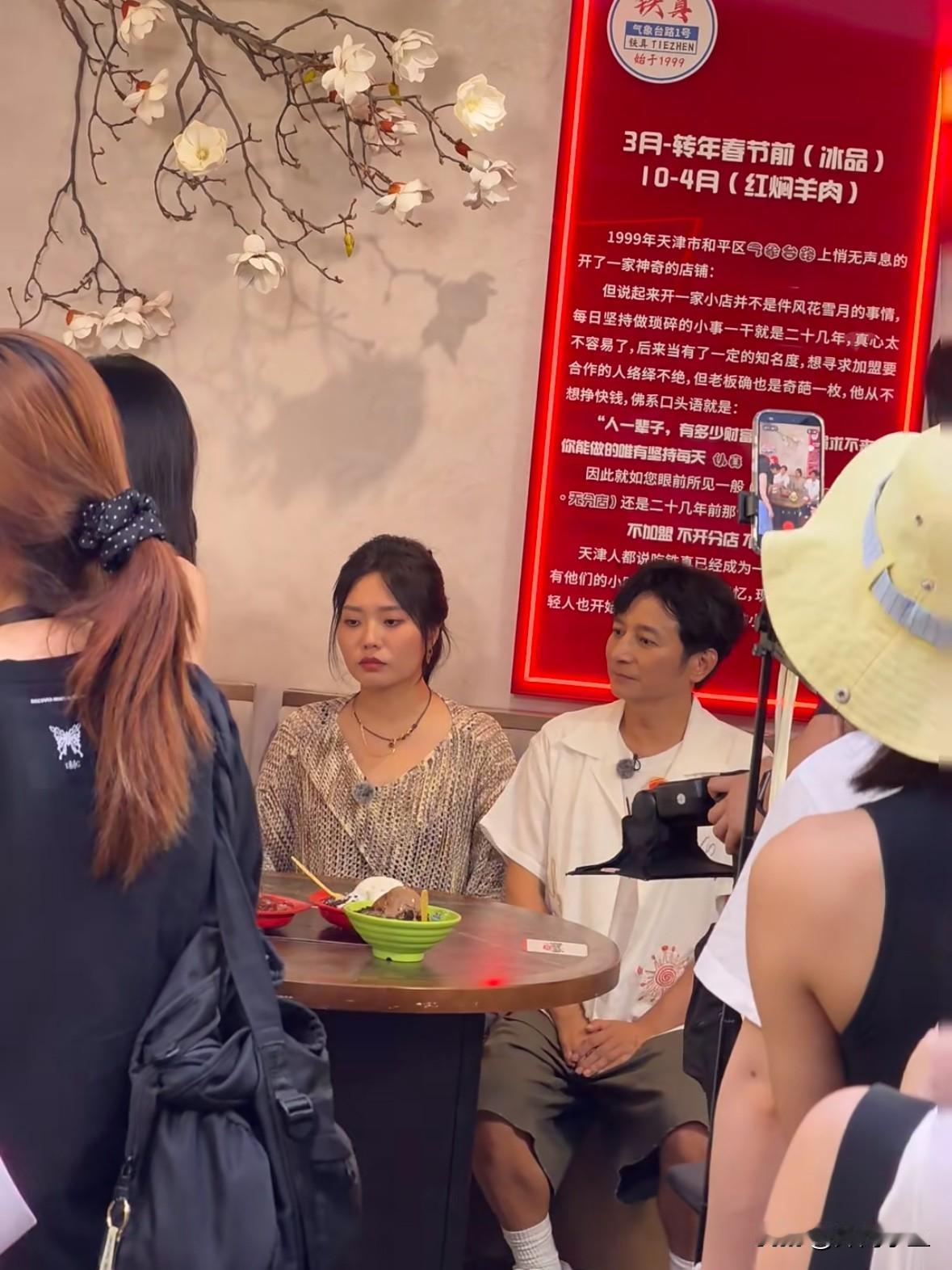 李维嘉、李雪琴、杜海涛现身餐馆录制！一身简约白衬衫搭配短裤，见到场外粉丝热情