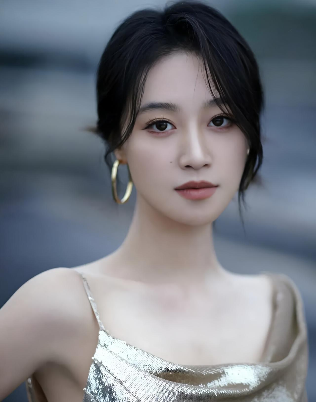 蓝盈莹一袭鎏金色礼裙惊艳亮相，雨中氛围感大片美到失语
