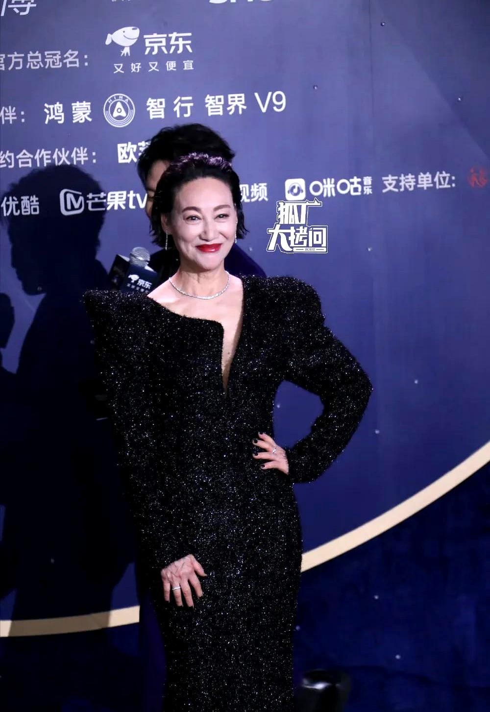 微博电影之夜红毯：梁洛施杀疯了，沈腾优雅不过三秒。梁洛施穿了条看不出牌子的裙子