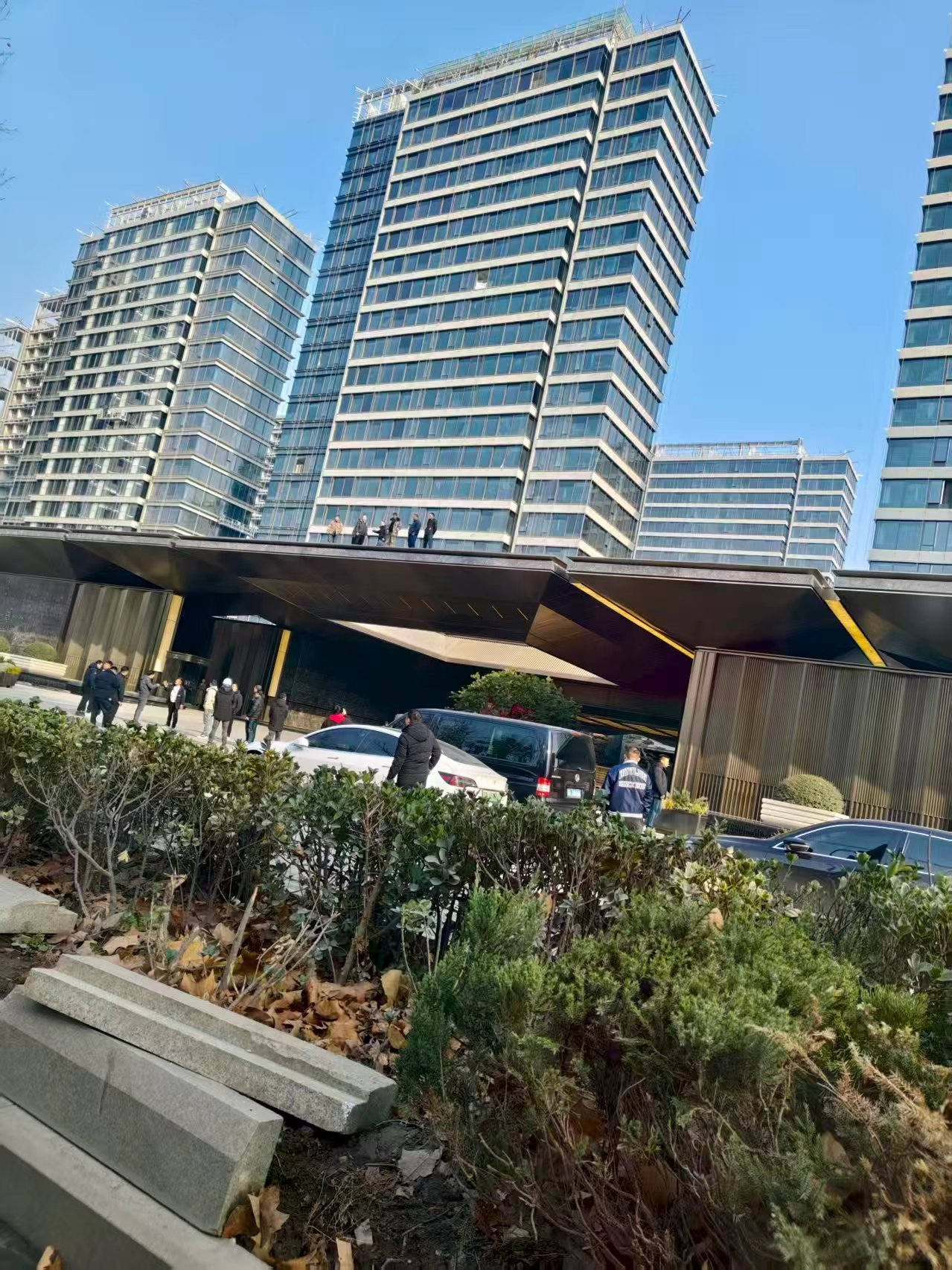 南京某顶豪售楼处，这是怎么了？