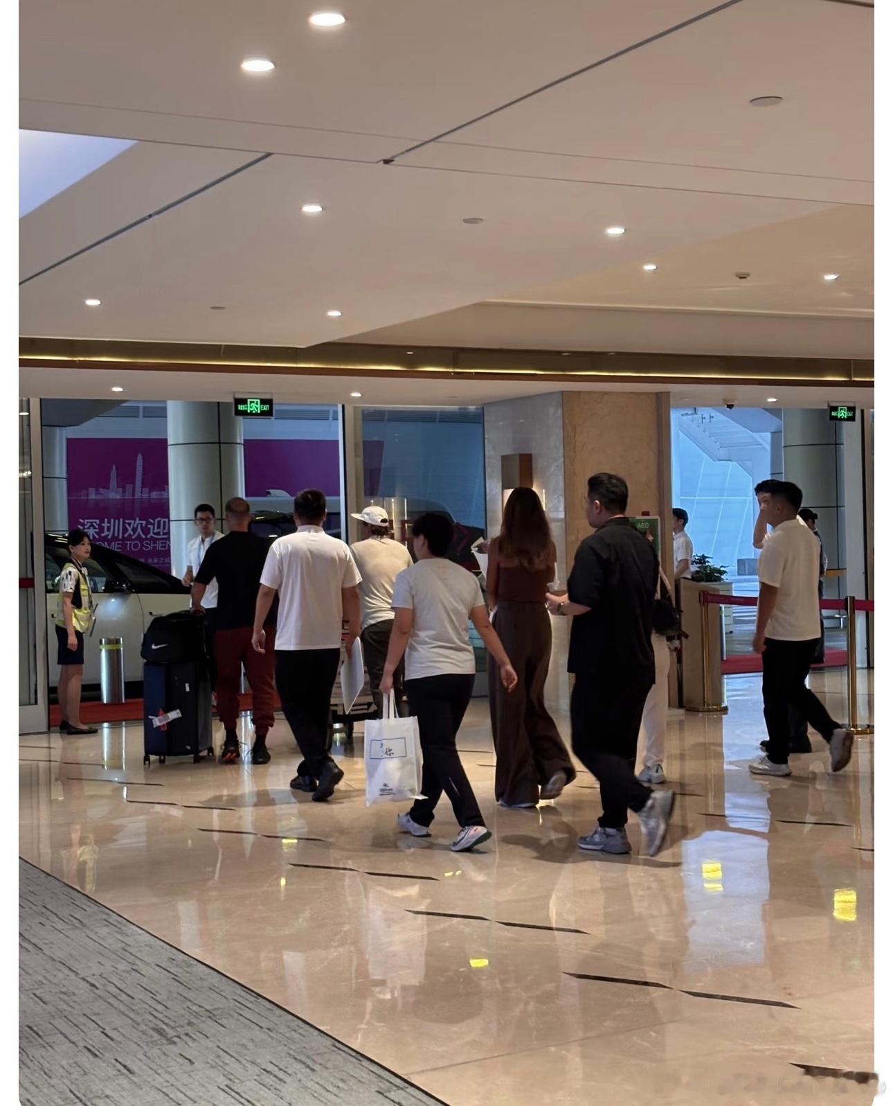 郑钦文抵达深圳郑钦文！抵达深圳🇨🇳宝安机场！美网2026结束后，钦文是回了
