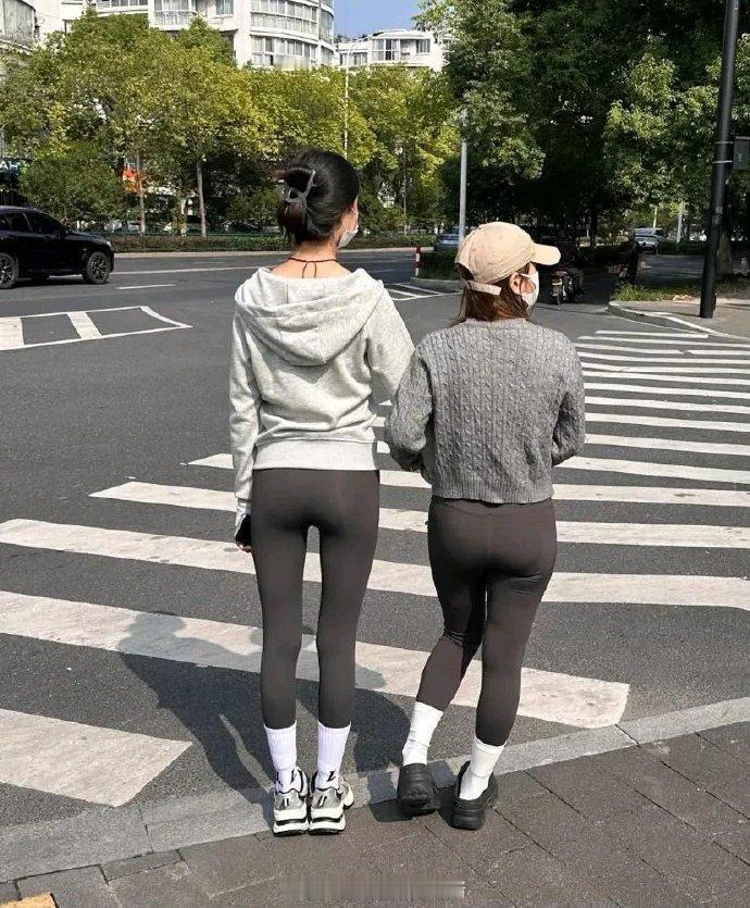 普通人穿上鲨鱼裤就是这个丑样子，没有完美的身材，真的建议女生不要轻易尝试​​​