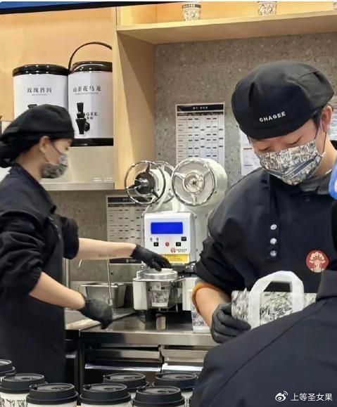 我‎闺‏蜜开了家奶茶店，﻿招‏了一对情侣，男的是调﻿茶师，月‎薪60⁠00，‏‏