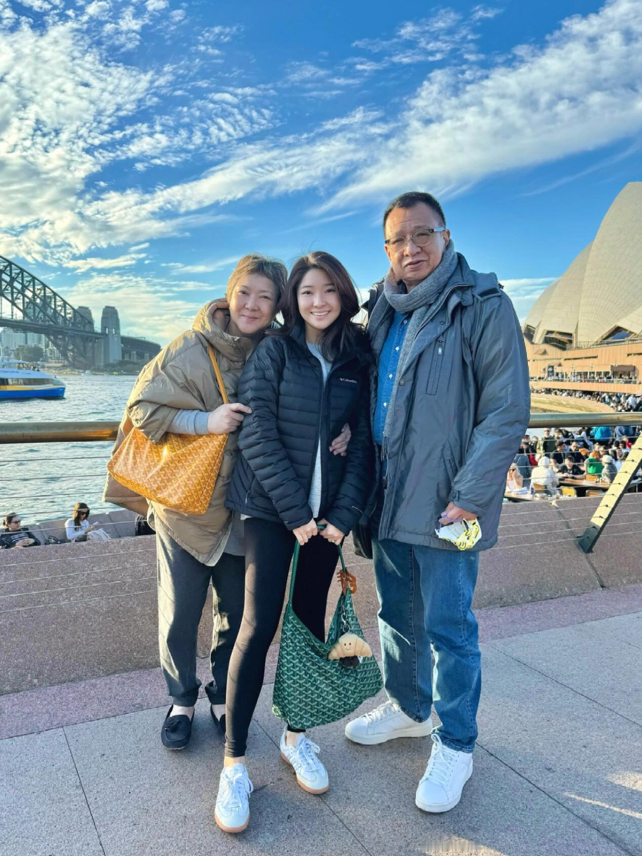 许绍雄之前一家四口悉尼旅游，好有爱的一家人[扁嘴]​​​