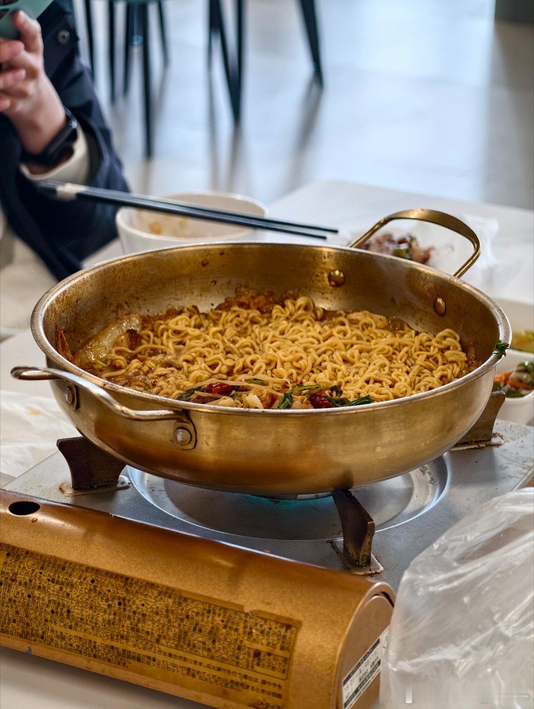 同事的万恶牛肉锅仔+泡面我的水煮菜+牛肉可恶啊，他们吃的好香[哭哭][哭哭][苦