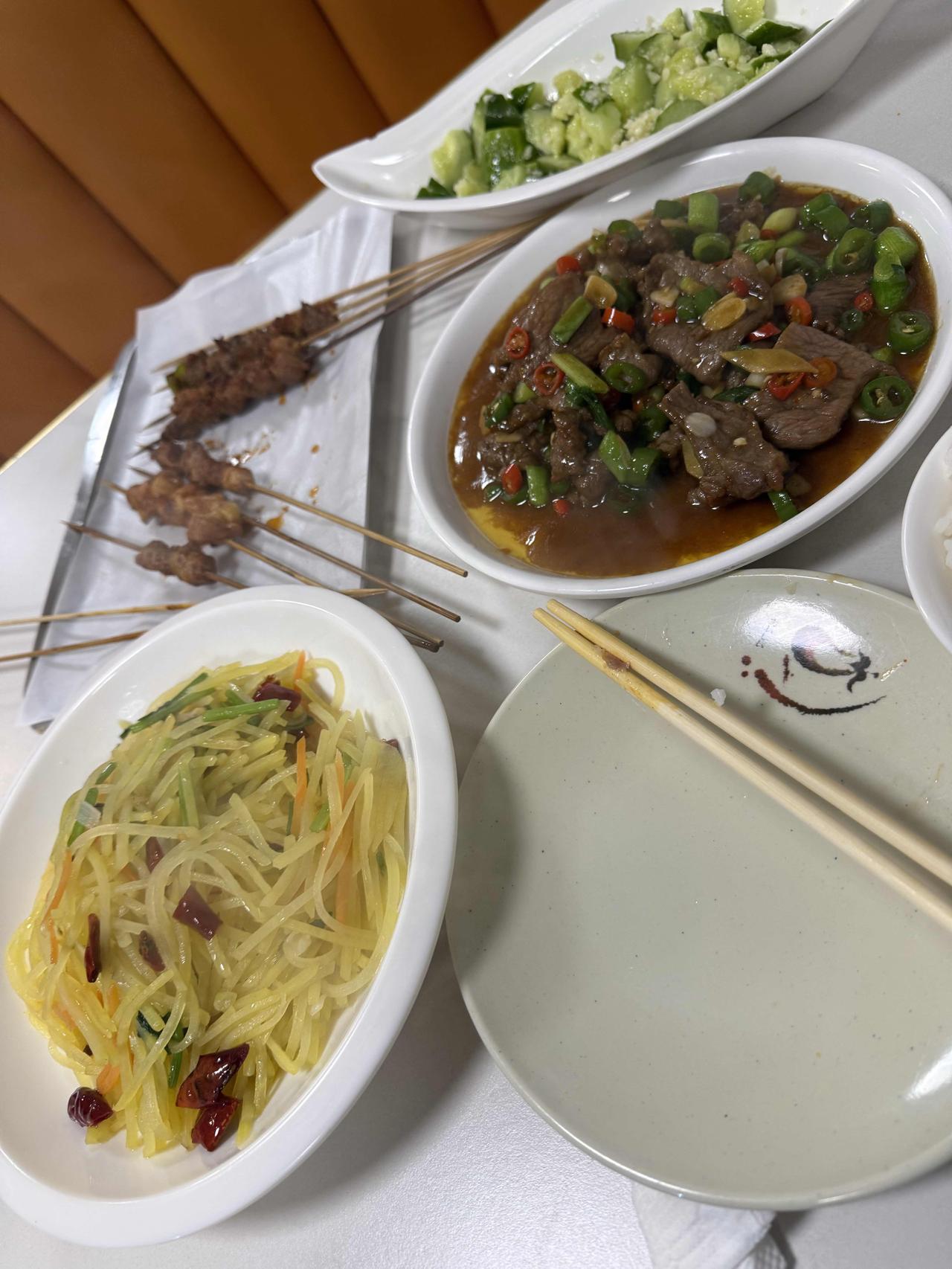 宝藏小店，简简单单四个小菜，喝一气