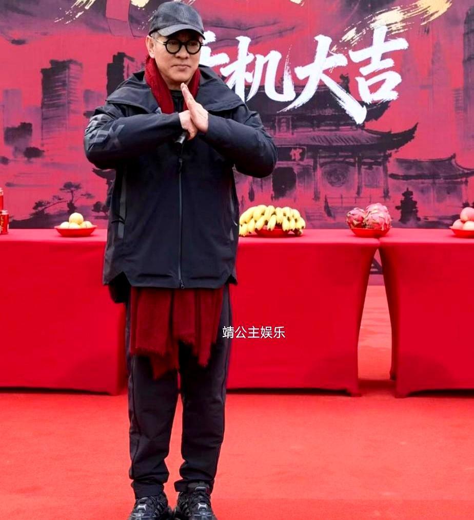 功夫巨星李连杰，竟给两个新人当“绿叶”。62岁的李连杰，在重庆片场，对着一