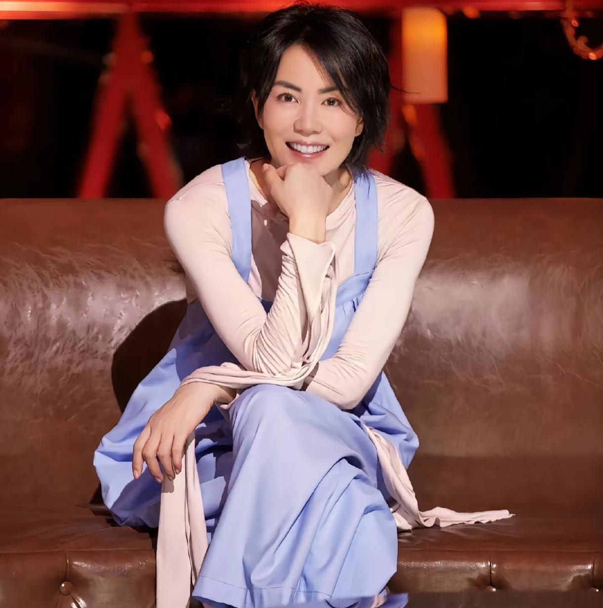 王菲的生活态度带给我们什么启发？王菲的生活态度，教会我们一件事：忠于自己，才是