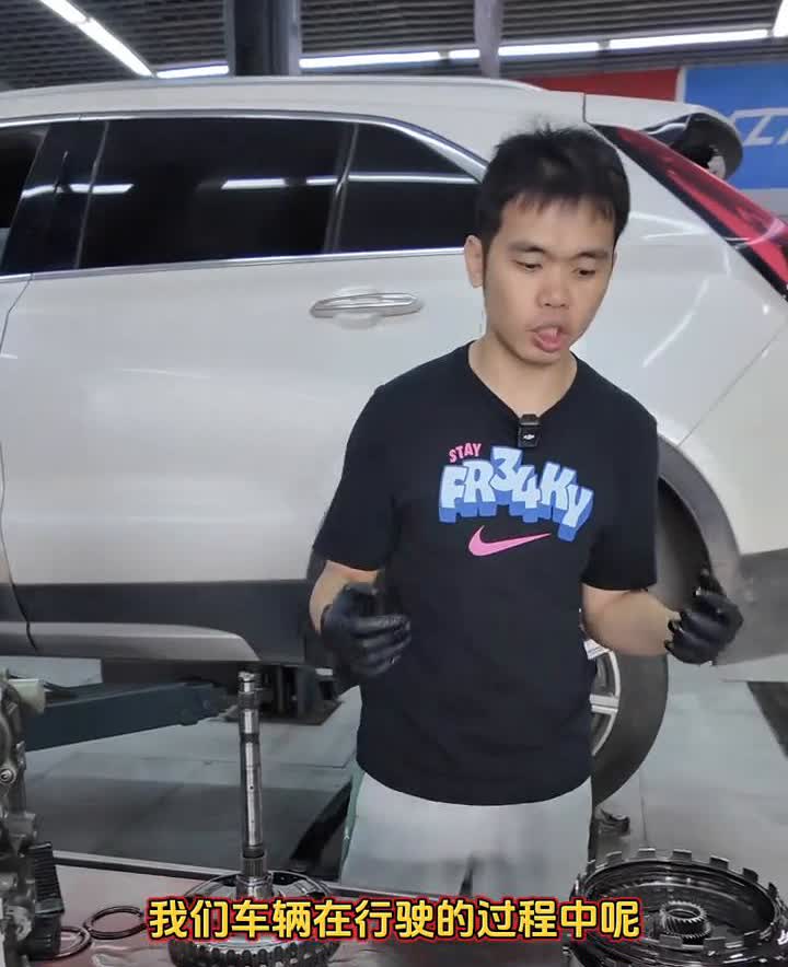 凯迪拉克XT4。后驱车的变速箱拆多了，今天给大家拆一个前驱车的变速箱。这是一