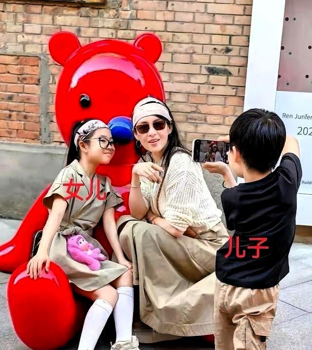 章子怡把醒醒的抚养权拿回来了,汪峰一个月能看两次。他最近老跑新疆陪“森林北”,根