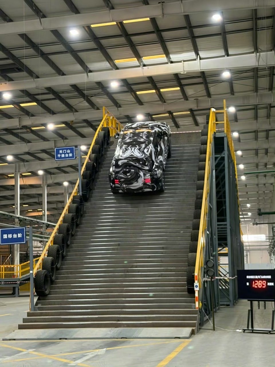 比亚迪把天门山搬入室内，藏着硬核大招作为汽车博主，我敢断言，比亚迪将天门山天梯搬