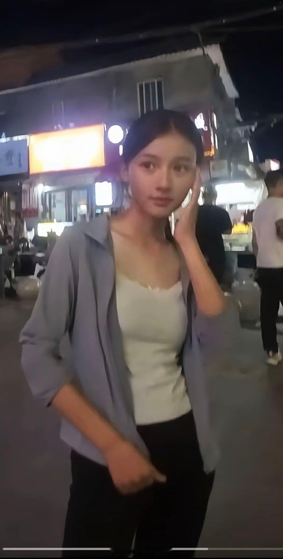 于正联络上七七了怎么有人说这样的脸大街上一抓一大把啊高挑纤细，天鹅颈，