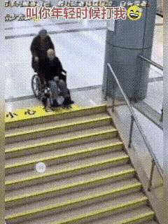 我大娘年轻时挨大爷家暴，挨打是家常便饭，大人孩子在大爷面前大气不敢出。大爷老了瘫