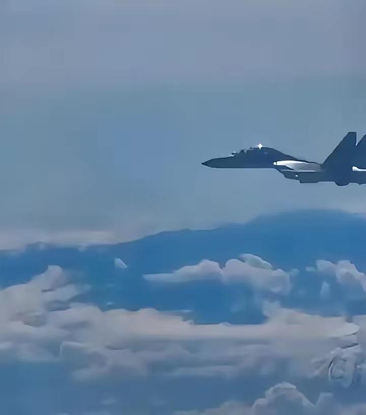 解放军这次不演了，直接掀翻台湾这张无理取闹的桌子！2026年的台海上空，解放军终