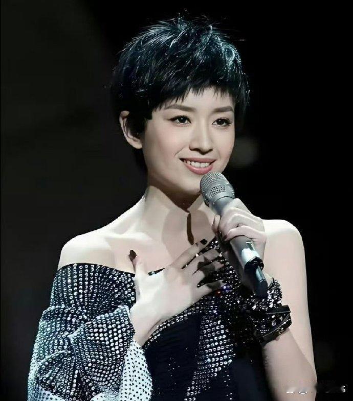 董洁剪短发感觉大变样，之前长发自带的清冷感，切换短发之后反差强烈