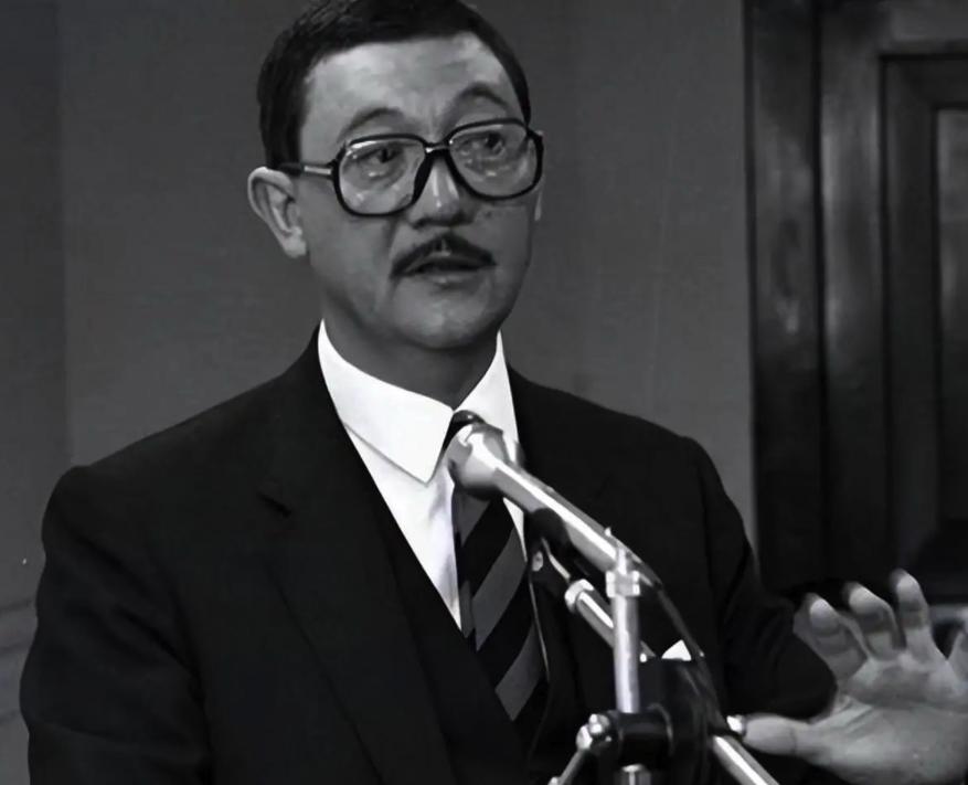 1979年，蒋经国次子蒋孝武持枪冲进机场，顶住国安局长肚子怒吼："马上让飞机起飞