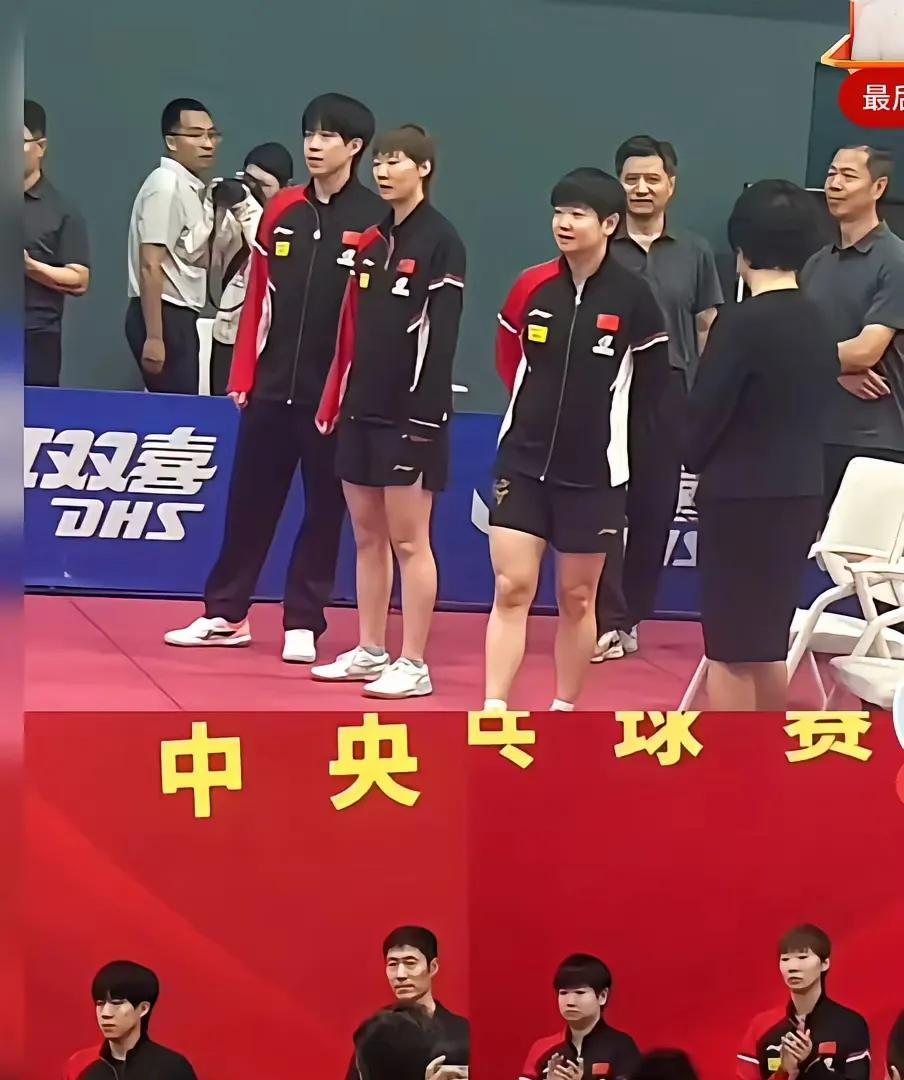 王励勤这是实在没办法了吧？难得带莎莎去出席活动了。估计没有莎莎，难有热度和影响