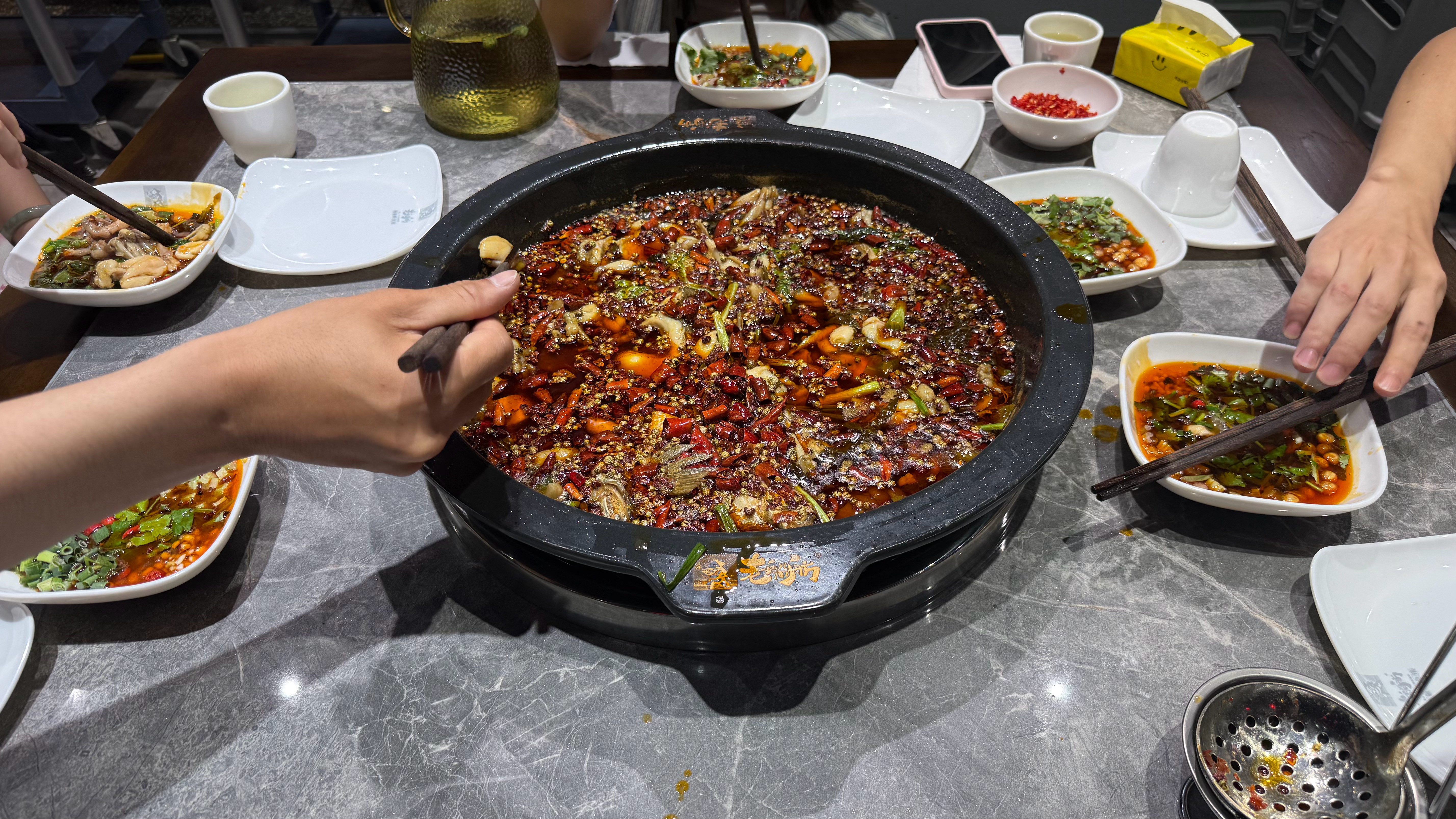 出来吃夜宵了兄弟们