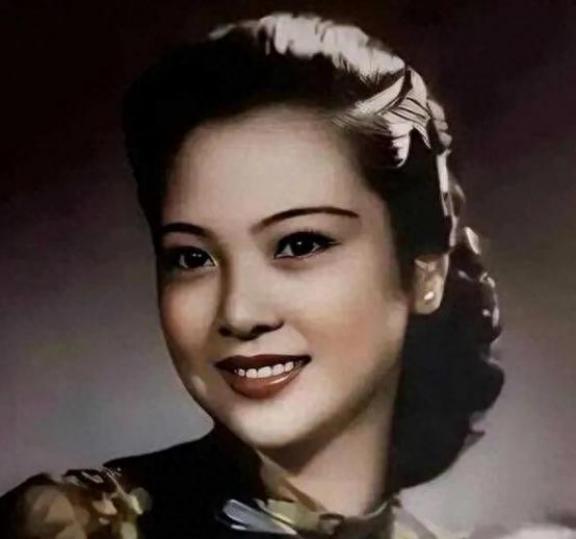 1941年一天深夜，戴笠把他的秘书周志英抱到了床上，两人一番激情过后，周志英依偎