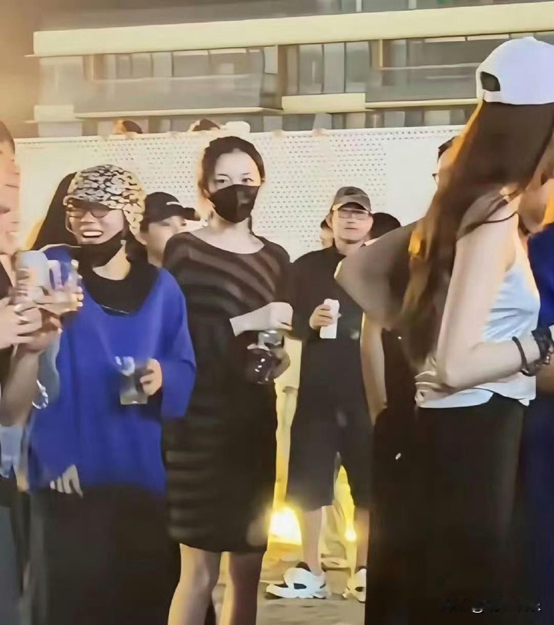 李嫣好爱姐姐窦靖童，为了平衡身高，每次同框都穿平底鞋