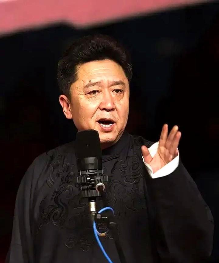 北展剧场纲丝节演出时，有观众把真空包装烤鸭扔上台，正落在于谦脚边。这鸭子可算是