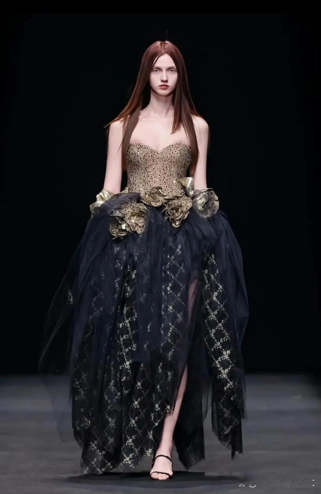 田曦薇怎么穿了这样的鞋？原来田曦薇的裙子全身长这样​​​