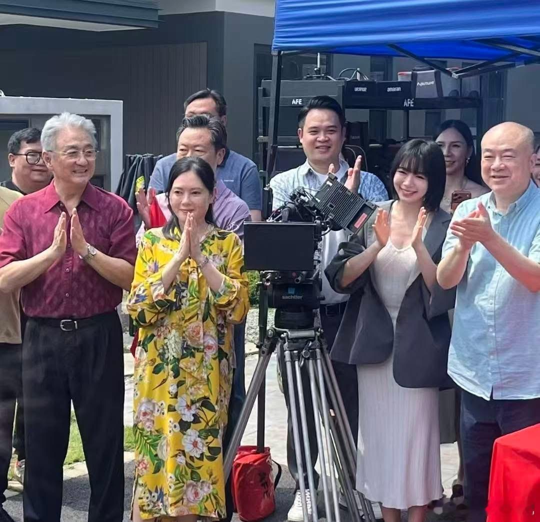 2027贺岁电影《富贵逼人来》已于近日开机，影片由高志森执导，李丽珍、吴岱融、