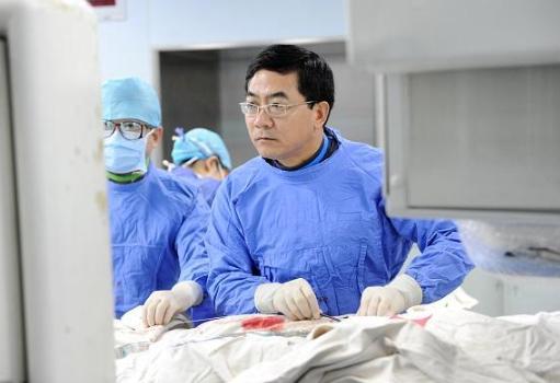 2016年，上海中山医院顶尖心内科主任葛均波，为一位19岁的少女做心脏手术时，竟