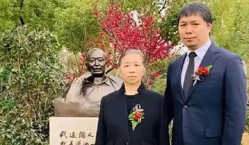 1975年，陈毅之子陈小鲁与粟裕之女粟惠宁结为夫妻，二人婚后生下陈正国，这名年轻