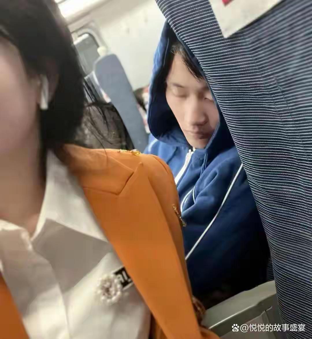 江苏女子高铁狂撩邻座帅哥反被"睡遁"3小时!网友怒赞：这届男生终于学会自保了!
