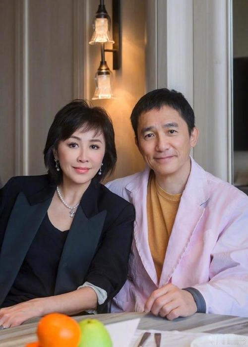 近日，刘嘉玲趁梁朝伟苏州路演之机，带他回苏州老家。4月20日，她晒照称与“王教授