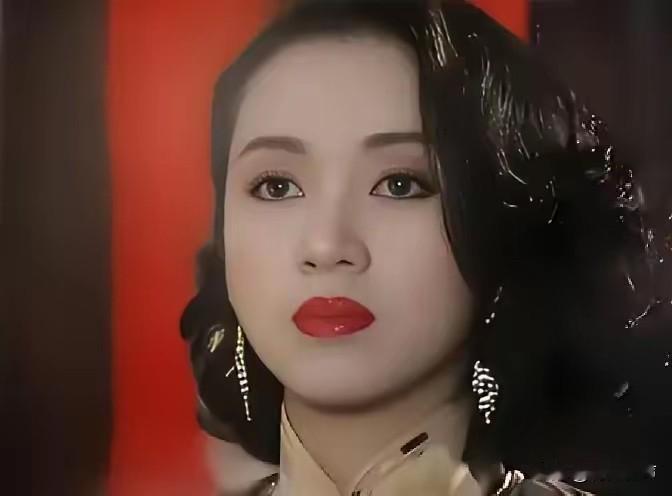 1992年5月，香港发生一起震惊娱乐圈的事件，歌手梅艳芳在卡拉OK拒绝为影视老板