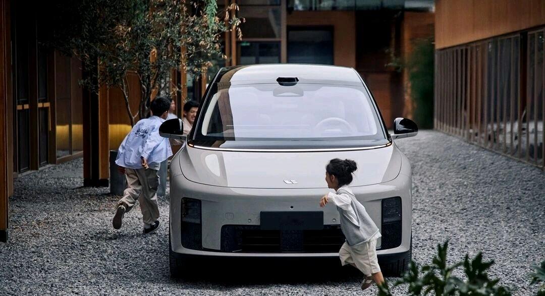 理想i8售价公布：32.18万元起，符合你的预期吗？理想i8售价公布，三款车型，