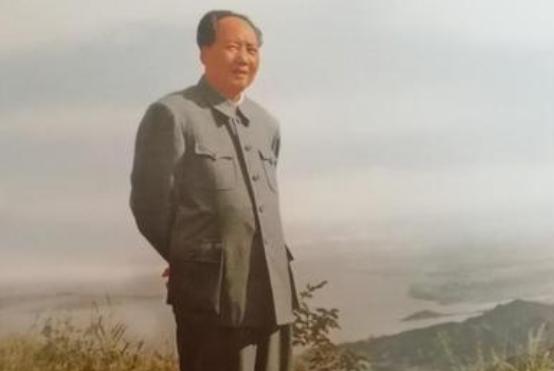 1956年，毛主席接见徐州地委书记时，忽然问他：“四”下面加个“南”是什么字？地