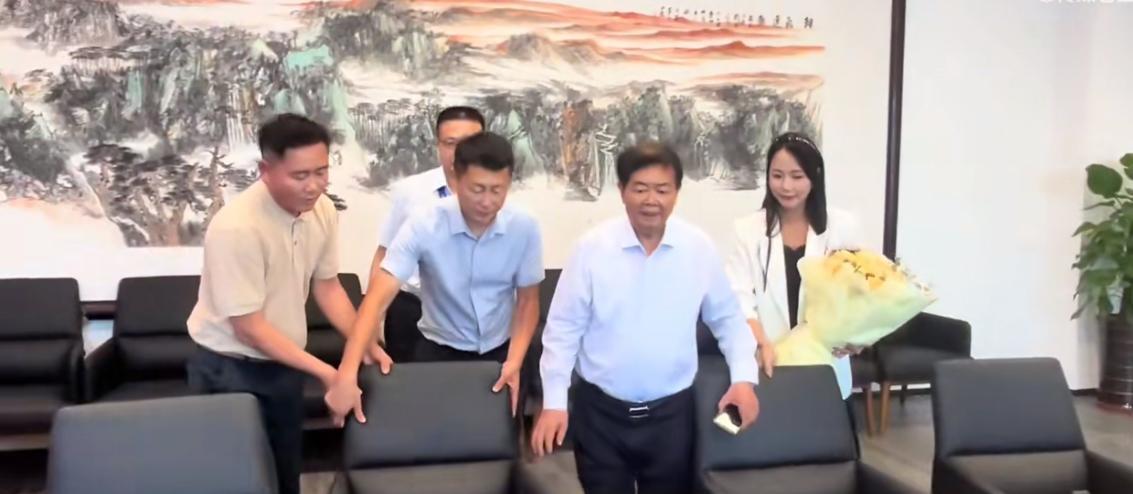 前一段时间，网上流传出福耀玻璃创始人曹德旺的一段视频，说曹老走路需要人搀扶、瘦脱
