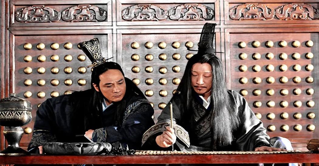 孙膑和庞涓拜鬼谷子为师时，鬼谷子让两人去砍柴。庞涓卖力砍了九十九担，孙膑只砍了一
