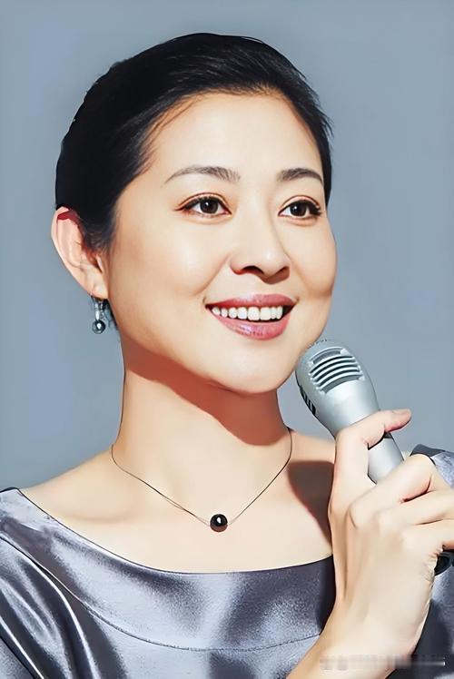 公园抓拍倪萍引热议，褪去舞台光环，坦然变老的样子太圈粉“这居然是倪萍？”网