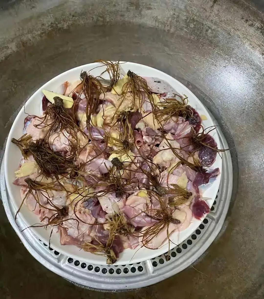 我婆婆今天去买菜，我的妈呀买的啥玩意儿啊？肉不肉，草不草的，这能吃吗?感觉扎嘴，