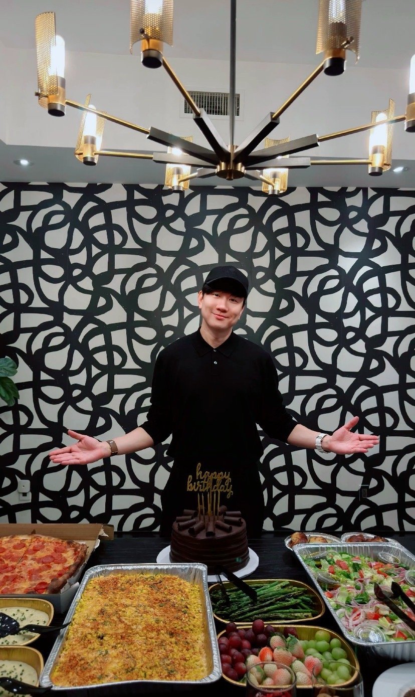 时间真的好快，一转眼林俊杰都已经45岁了。看到他和团队一起庆生的画面，依旧是舞台