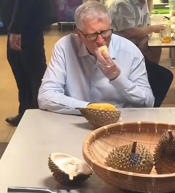 比尔盖茨在新加坡吃榴莲，结果又吃出了表情包，和当年的珍珠奶茶表情包有的一拼...