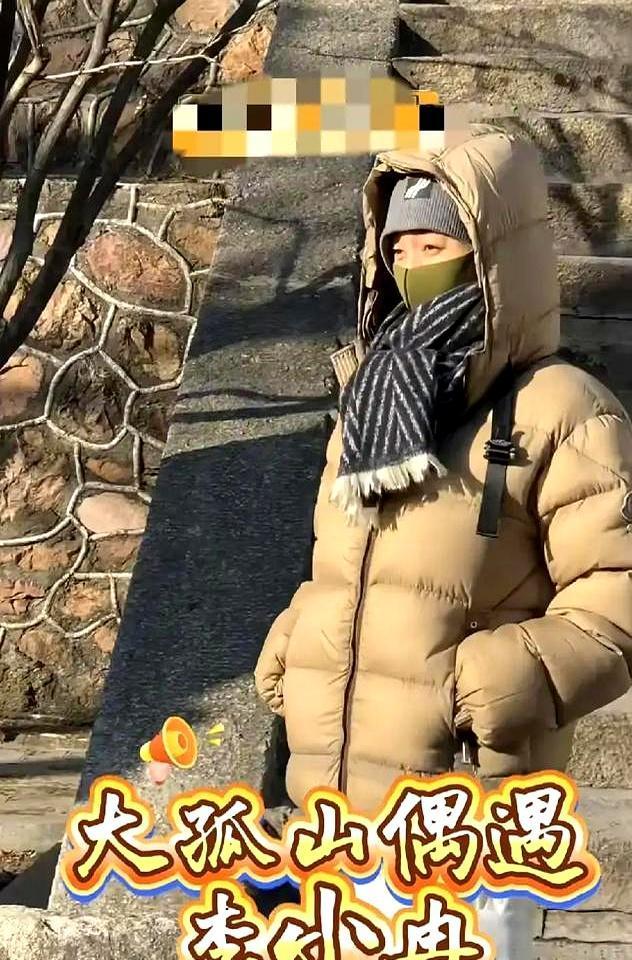 凌晨4点，她推着26寸Rimowa穿过首都T3，2.5万羽绒服从肩滑到腰，