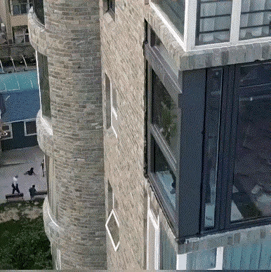 我们小区里的一户人家，自己装了个可伸缩的移动阳台，向外借了一点空间，物业也