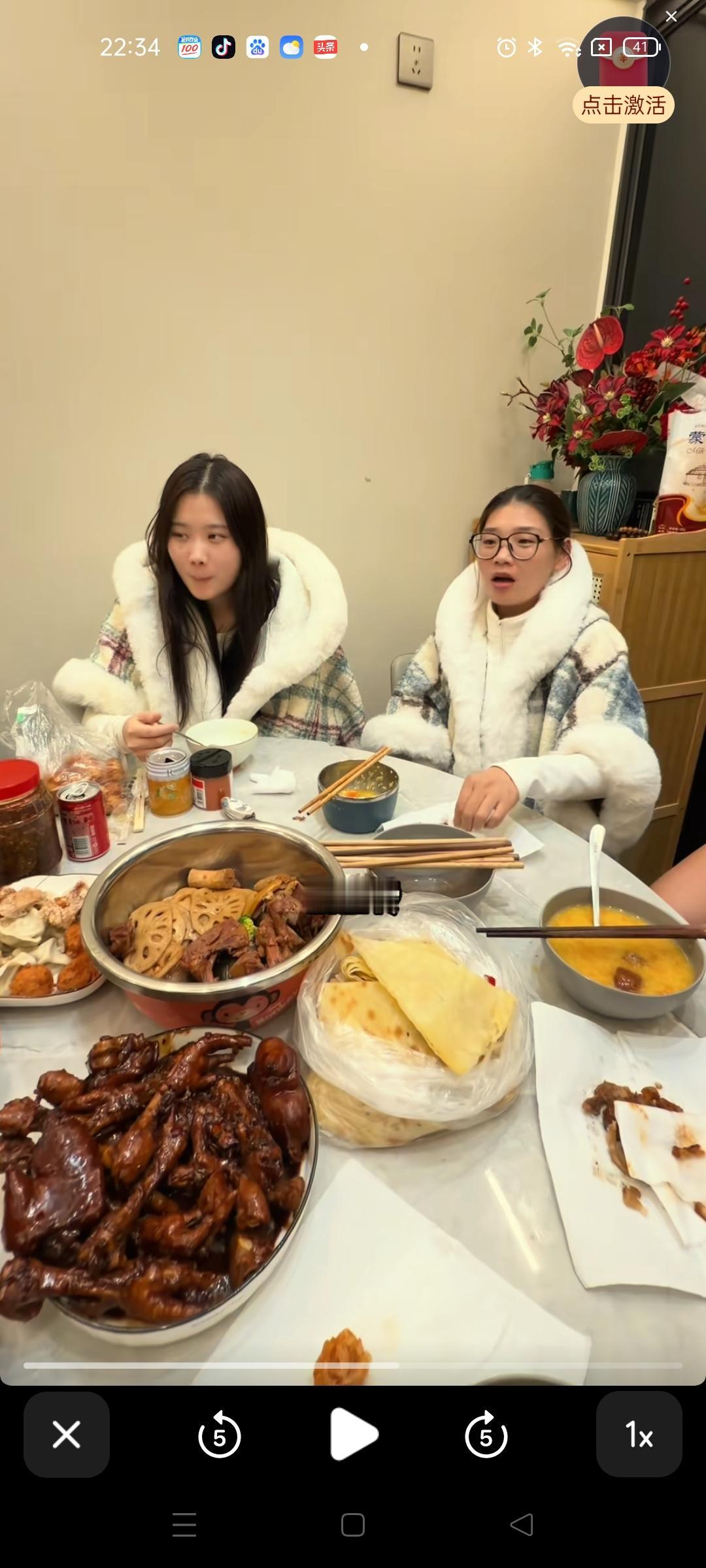 解清帅一家明天要出发新疆带货，从他们在家里聚餐时大嫂和王正正穿着的服装来看，