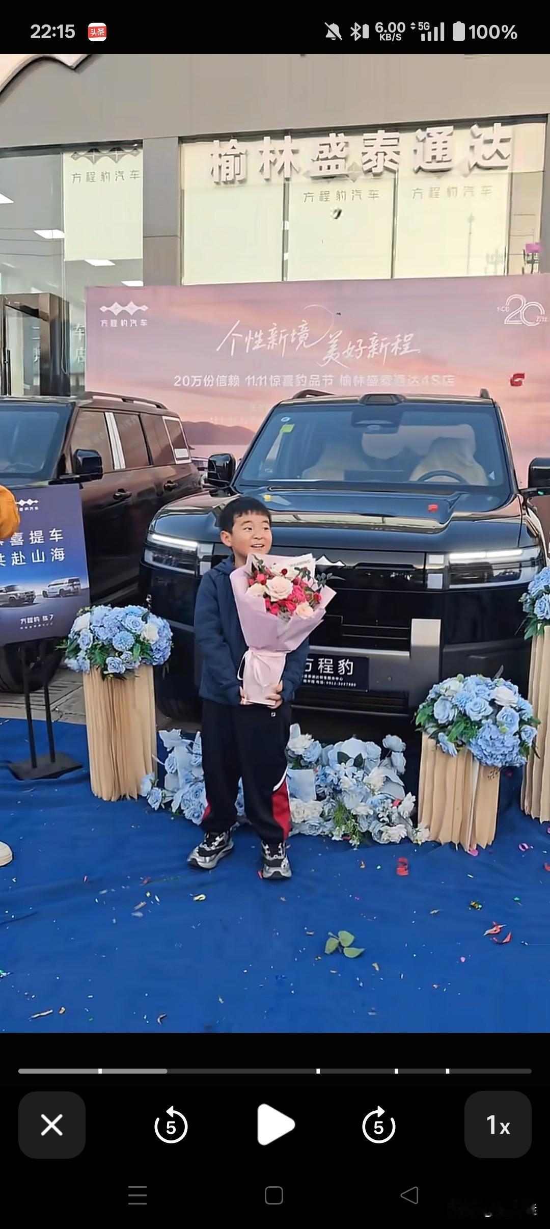 比亚迪总裁真够忙的，逛完广州车展以后，又马不停蹄的前往比亚迪4S店给车主交车。身