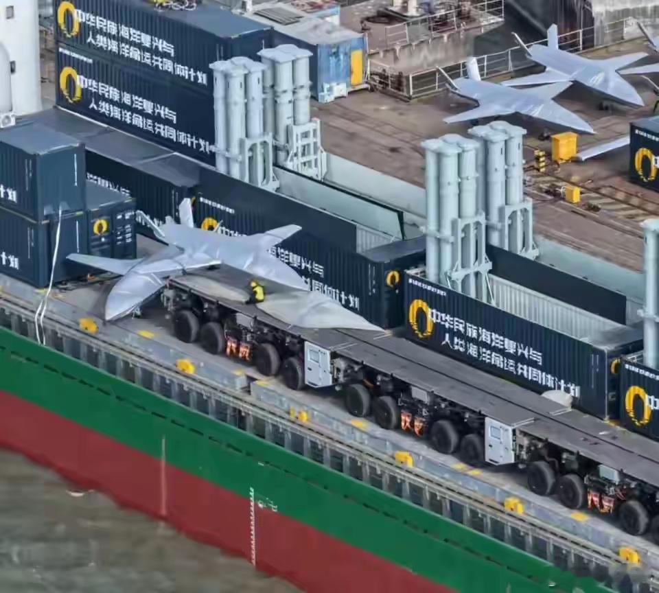 航母技术下移，陆基机动电磁弹射系统首次亮相！近日，沪东中华造船厂码头的照片中出现