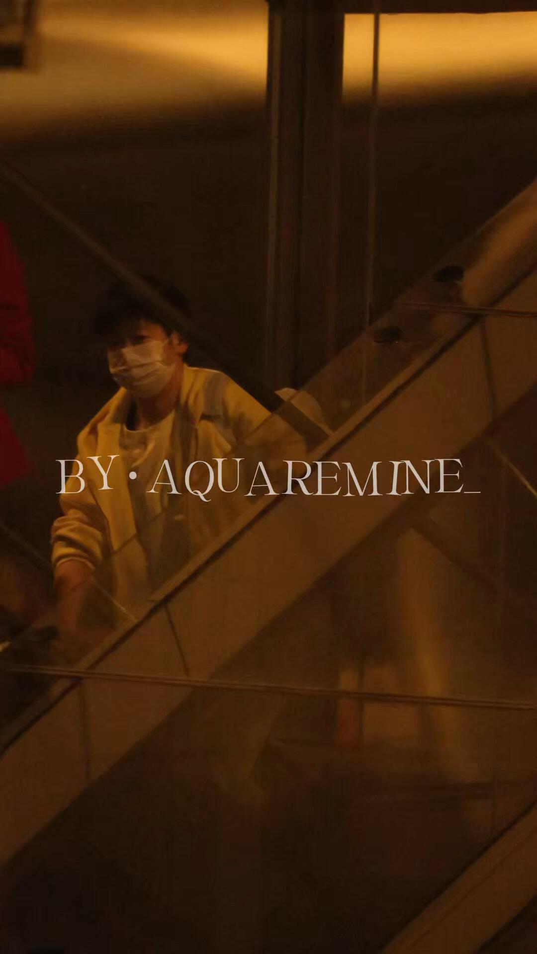 回北京了，小猫结束了训练，穿了一条有流苏的裤子，第一次见，好潮流！莎莎宝贝的裤