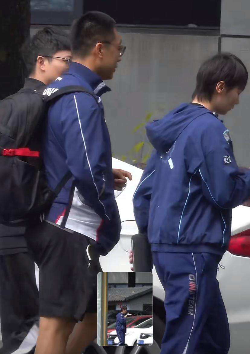 看到王曼昱不但开心，还边走边手机聊天，三个人有说有笑。刚开始王曼昱走在前