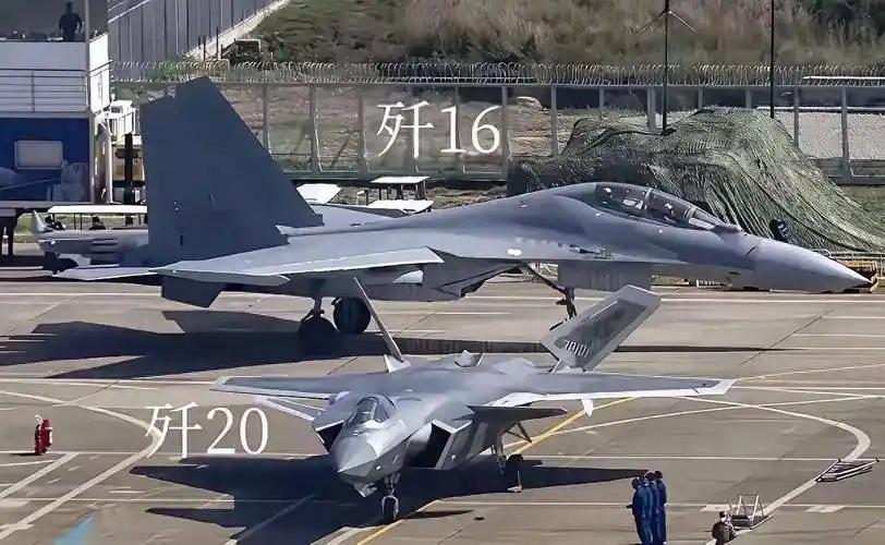 新年伊始，解放军一场“秒级精度”的斩首演练突然曝光！歼16与无人机高空织网，特种