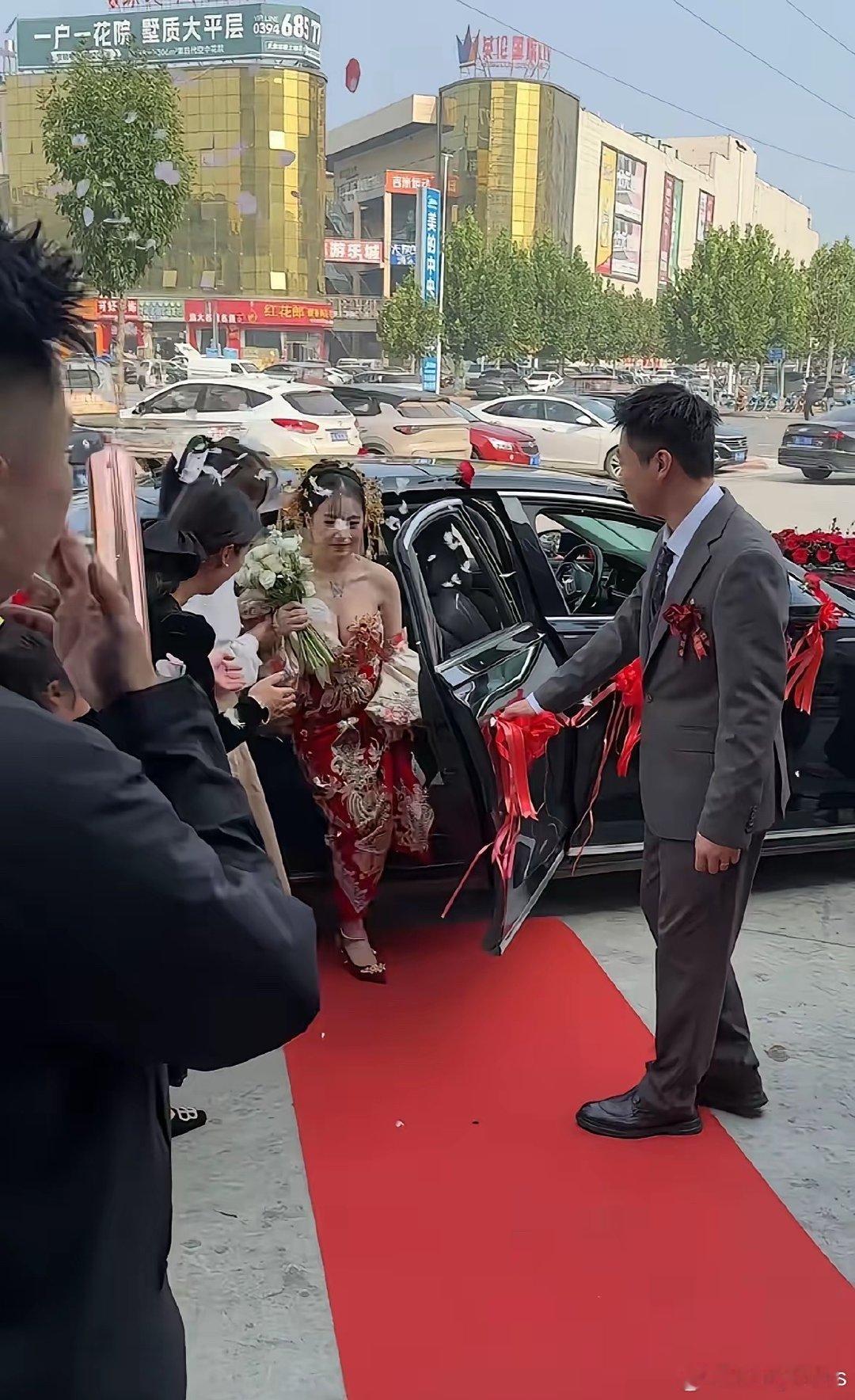 我都替他担心，这衣服万一掉了怎么办？​​​